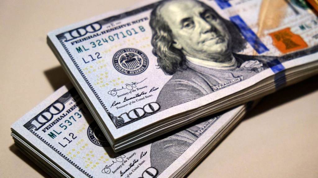 El dólar oficial y el blue se movieron con cautela en el arranque de la&nbsp;semana