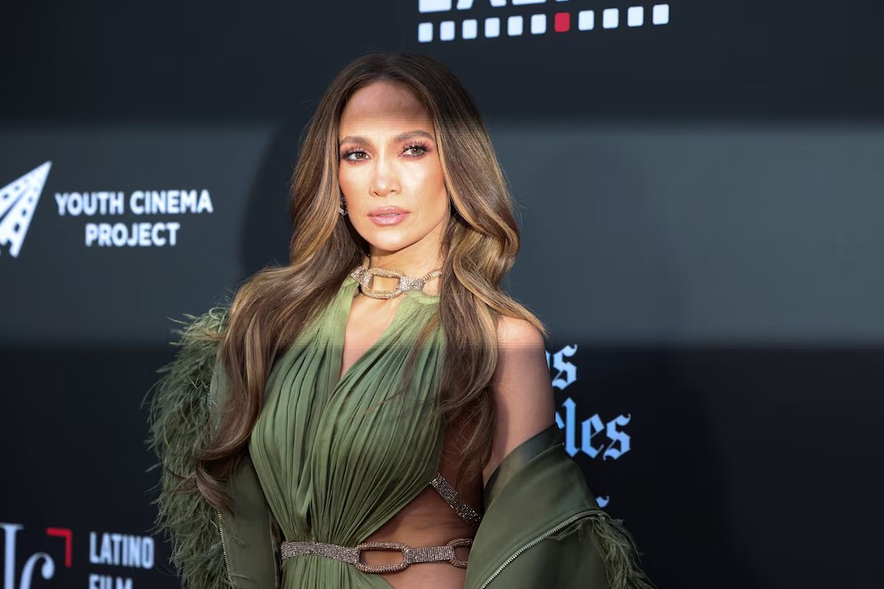 Jennifer Lopez reinterpreta el archivo de Versace en sus últimos&nbsp;looks